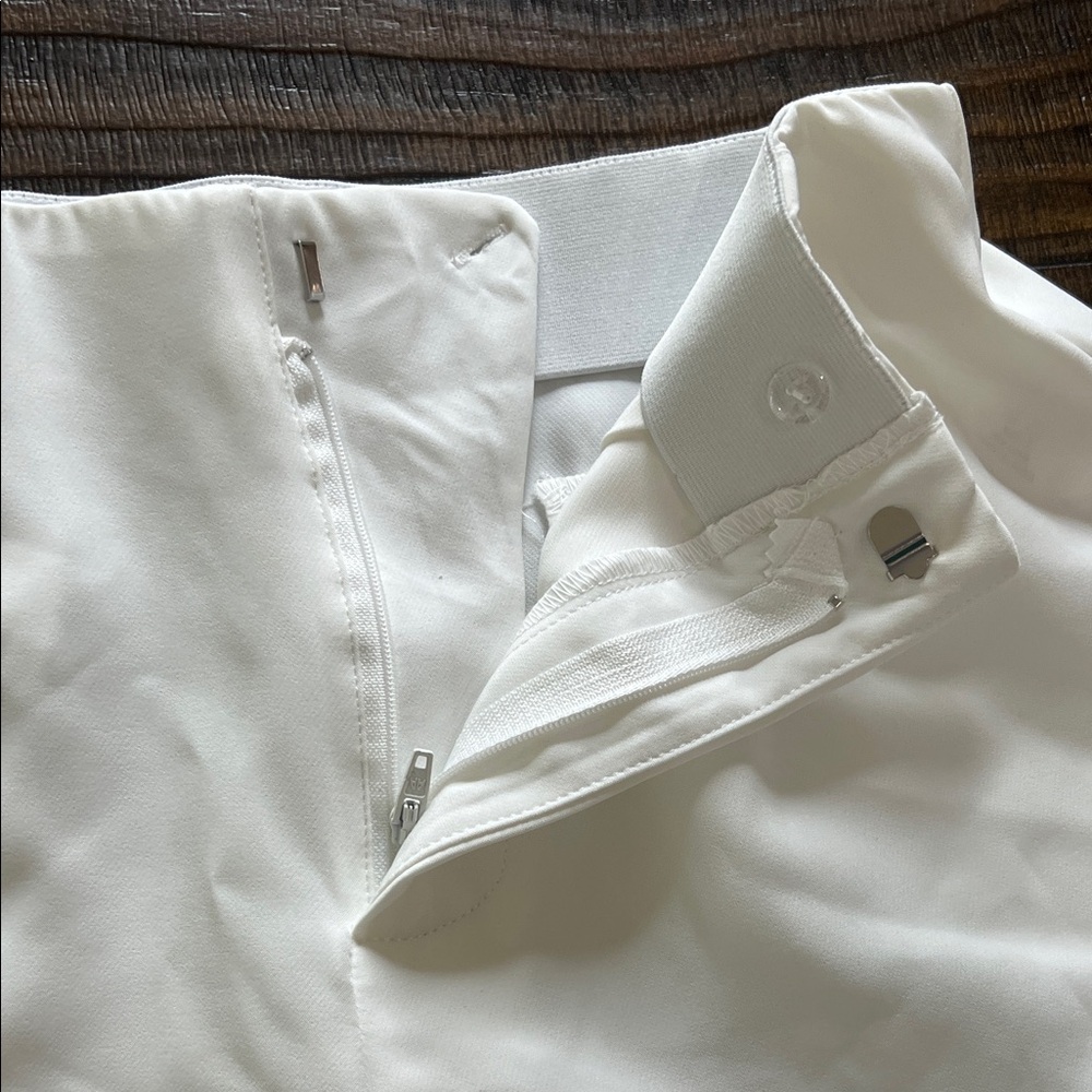 Boutique White Shorts - Picture 3 of 5